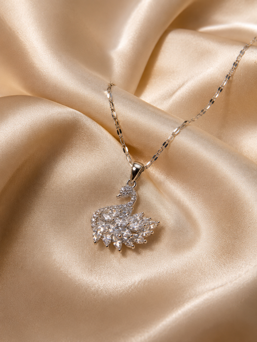 Cygne Éternel Collier Silber – Nahaufnahme auf Seidenstoff