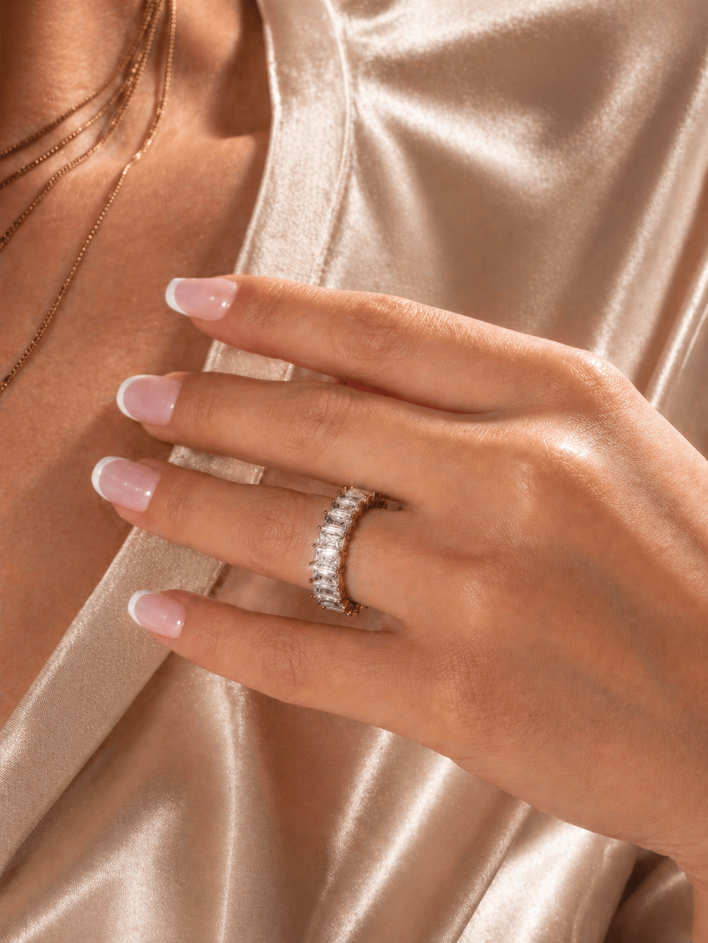 Aurore Blanc Ring – Nahaufnahme am Finger | Alextra Jewelry