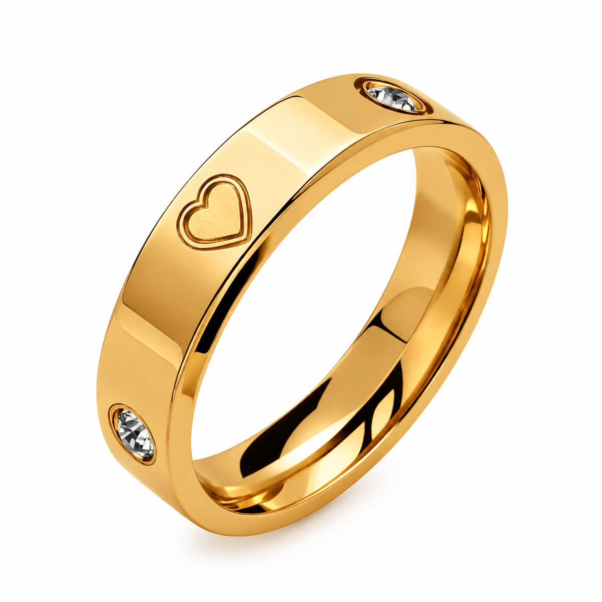 Goldfarbener Juliette Ring mit Herz-Gravur und klaren Zirkonia-Steinen auf weißem Hintergrund