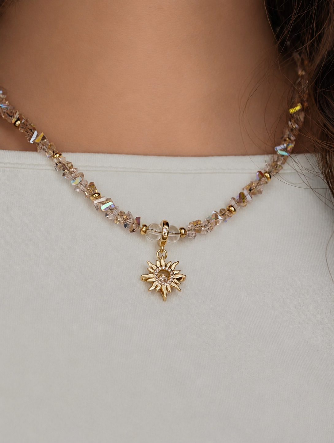 Sonnenzauber Collier – handgefertigtes Kristall-Collier in Rosa und Champagner mit goldenem Sonnen-Anhänger aus Sterlingsilber, Alextra Boutique Studio