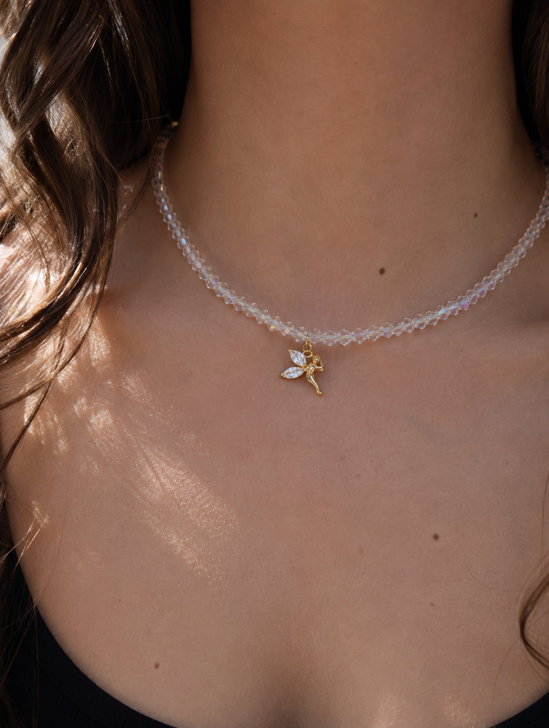 Feenmärchen Choker – handgefertigter Kristall-Choker mit goldenem Feen-Anhänger und Zirkonia-Flügeln, Alextra Boutique Studio