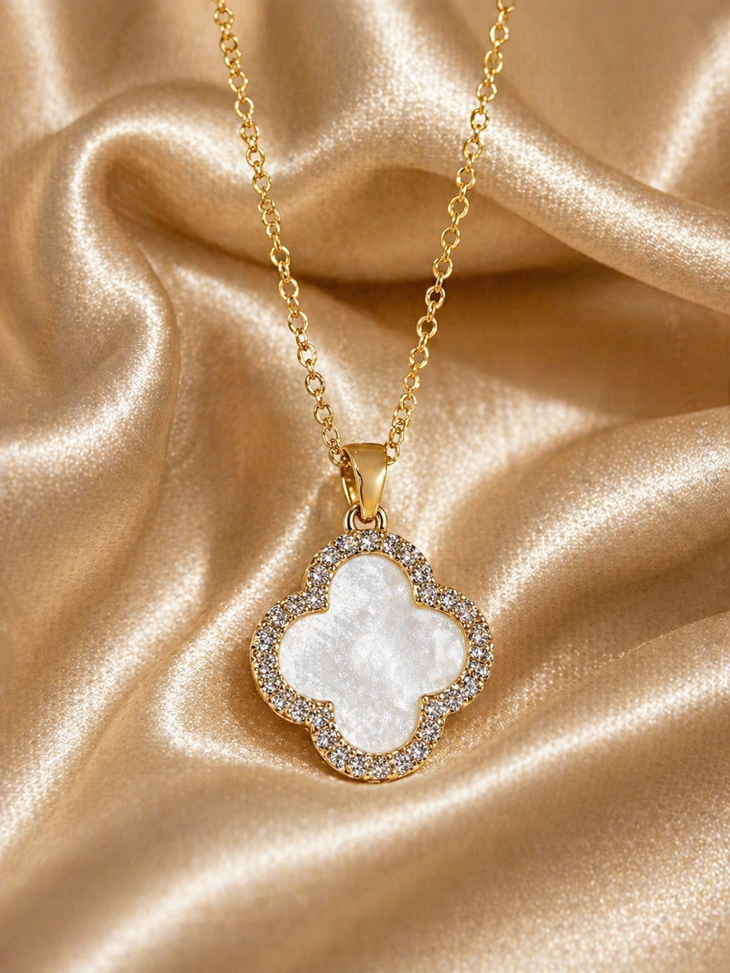 Trèfle Nacré Collier – Gold, Perlmutt-Kleeblatt mit Zirkonia, drehbarer Anhänger, 18K Goldvergoldung.