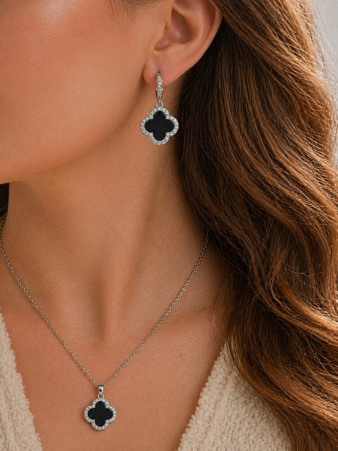 Trèfle Noir Set – Silber, schwarzes Kleeblatt Ohrringe und Collier mit Zirkonia, silberfarben