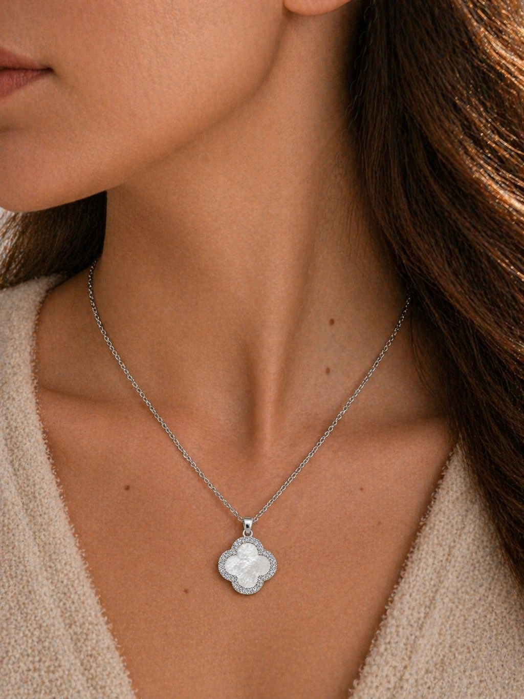 Trèfle Nacré Collier – Silber, Perlmutt-Kleeblatt mit Zirkonia, drehbarer Anhänger