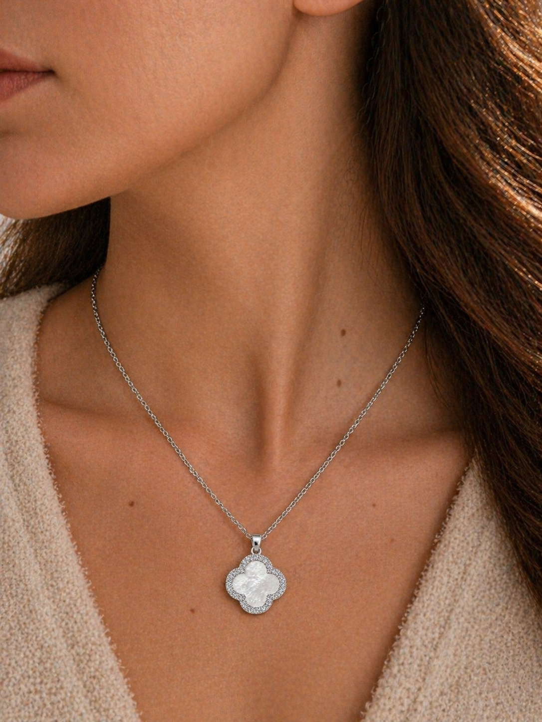 Trèfle Nacré Collier – Silber, Perlmutt-Kleeblatt mit Zirkonia, drehbarer Anhänger