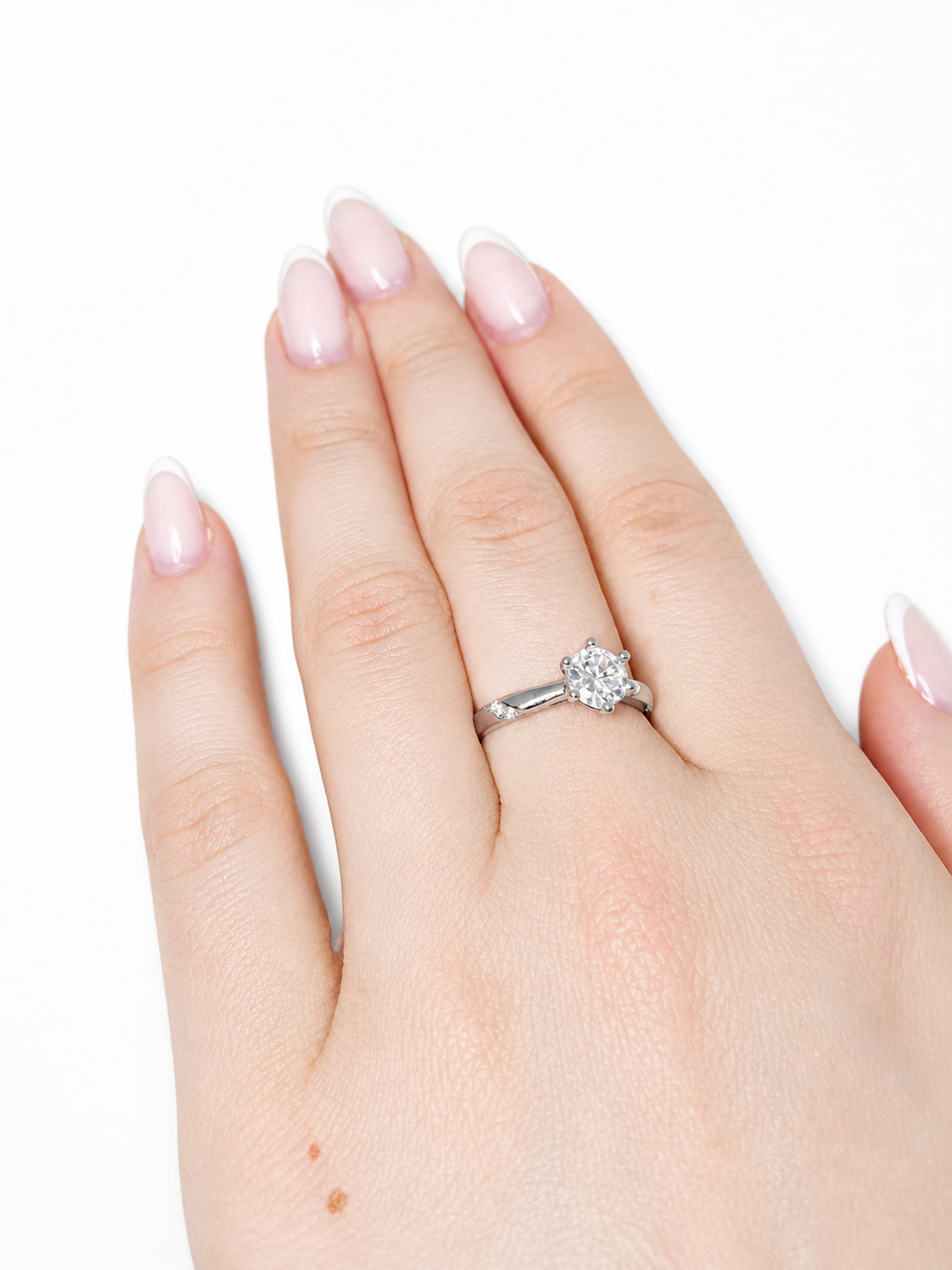 Theia Ring – Zirkonia mit Sechskrallen auf glatter Ringschiene mit zwei symmetrischen Pavé-Steinreihen, Edelstahl mit Platinbeschichtung