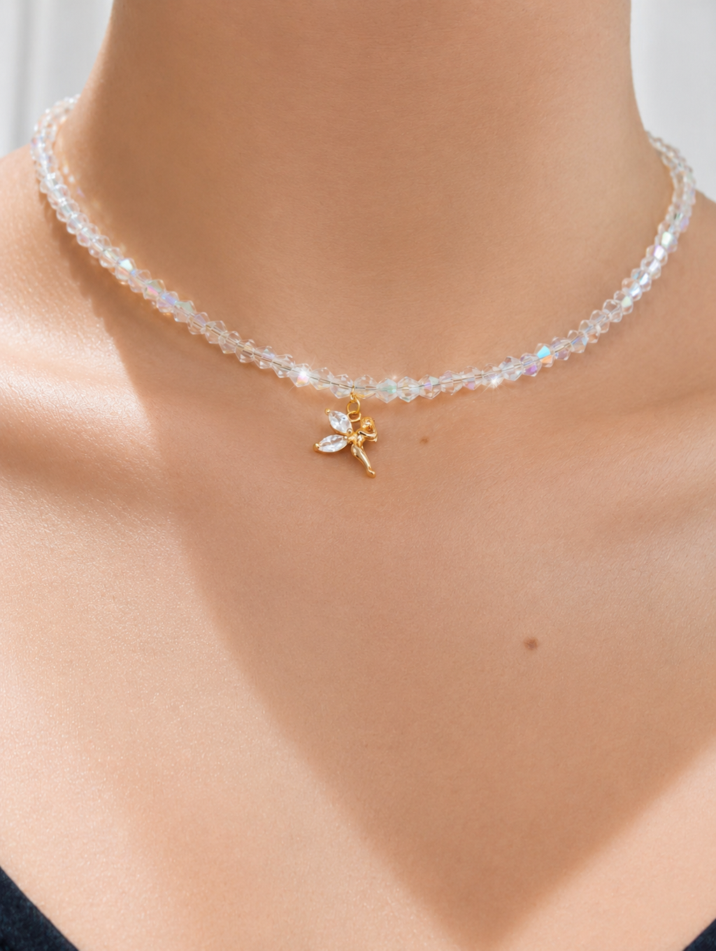 Feenmärchen Choker – handgefertigter Kristall-Choker mit goldenem Feen-Anhänger und Zirkonia-Flügeln, Alextra Boutique Studio