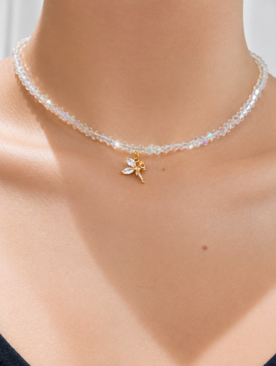 Feenmärchen Choker – handgefertigter Kristall-Choker mit goldenem Feen-Anhänger und Zirkonia-Flügeln, Alextra Boutique Studio