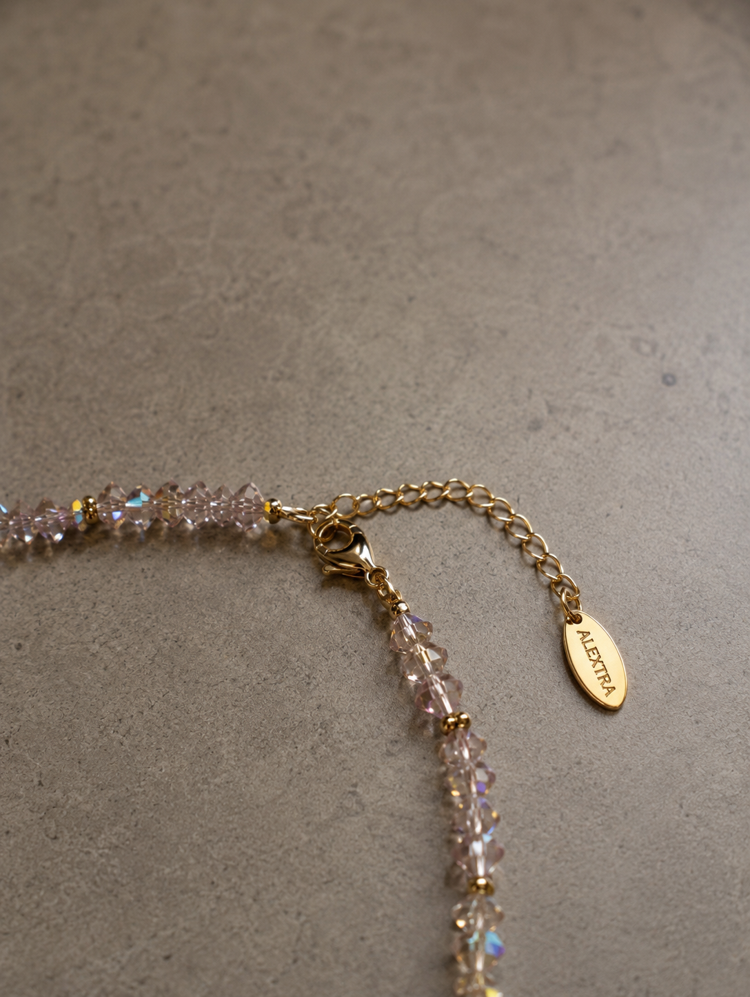 Sonnenzauber Collier – handgefertigtes Kristall-Collier in Rosa und Champagner mit goldenem Sonnen-Anhänger aus Sterlingsilber, Alextra Boutique Studio