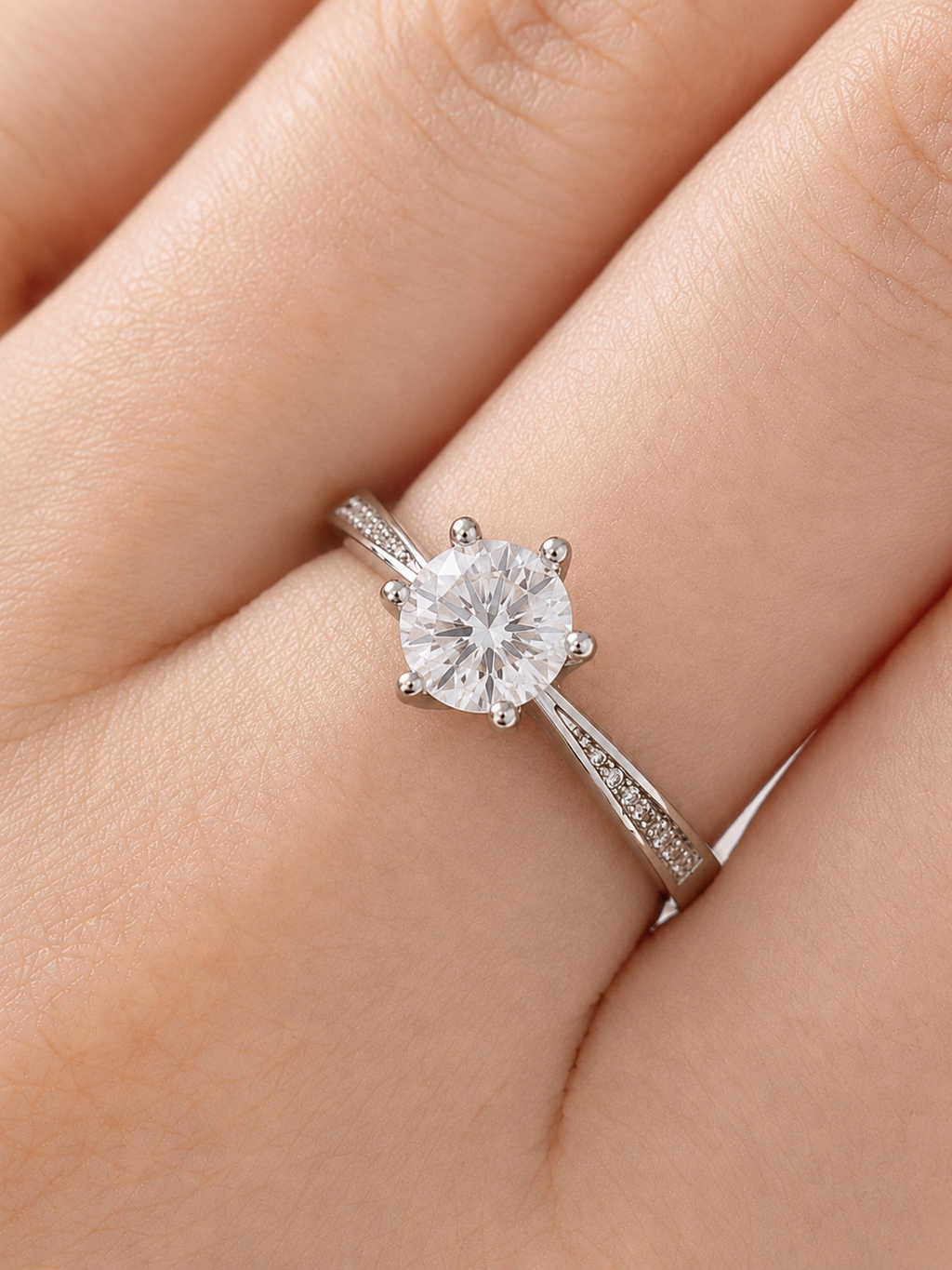 Aurora Ring – Zirkonia mit Sechskrallen, Pavé-Besatz auf zur Fassung hin verjüngender Ringschiene, Edelstahl mit Platinbeschichtung