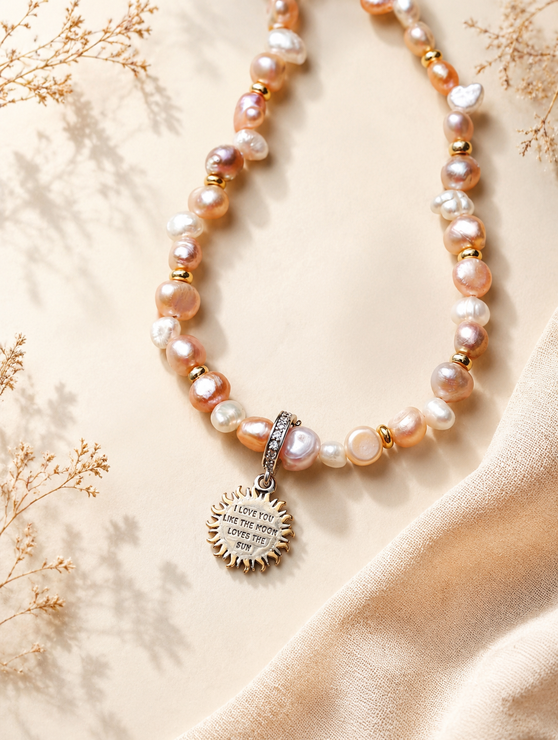 Perlenkuss Collier – natürliche Süßwasserperlen in Rosa und Weiß mit goldenem Sonnen-Anhänger aus Sterlingsilber, Alextra Boutique Studio