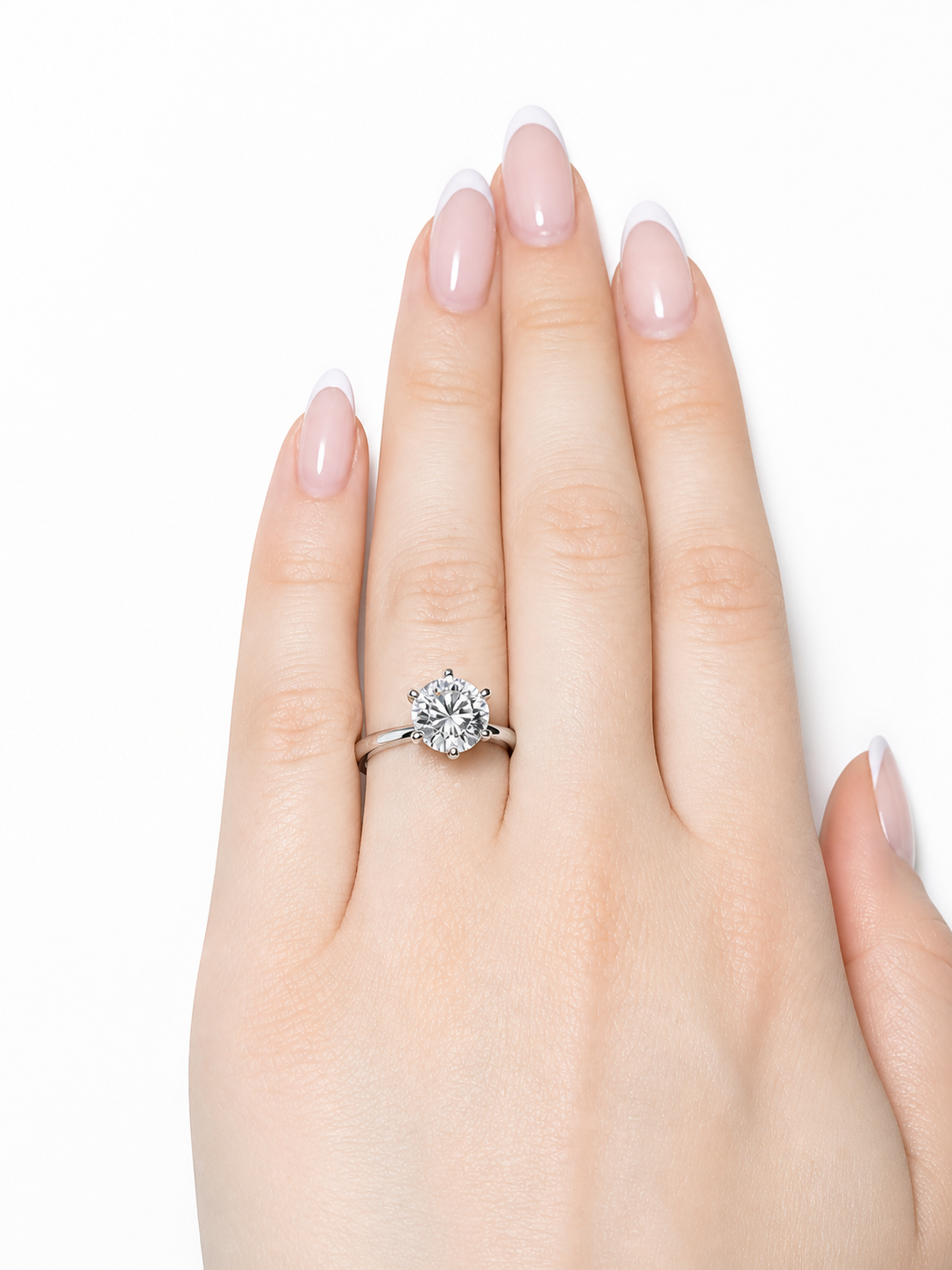 Rhea Ring – Größter Zirkonia-Solitär der Kollektion in Sechskrallen-Fassung auf glatter polierter Ringschiene, Edelstahl mit Platinbeschichtung