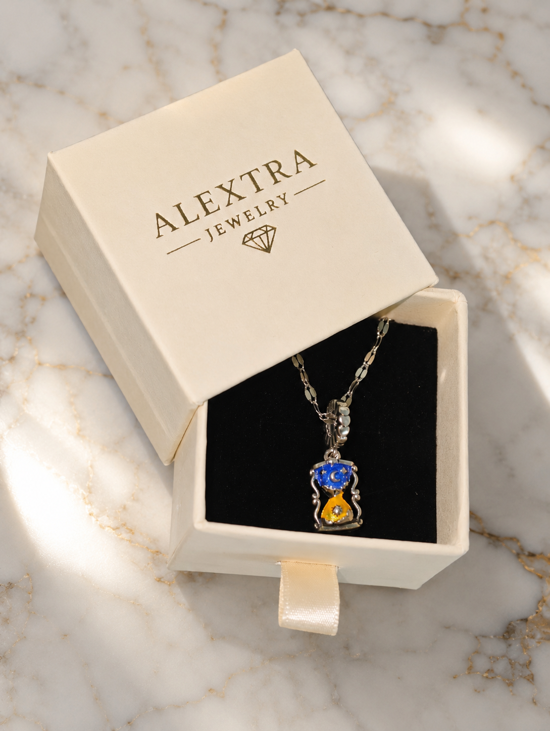 Sternzeit Halskette – In der Hand mit Geschenkbox