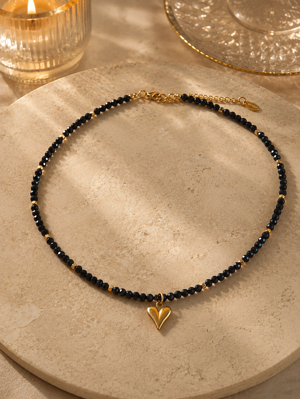 Noir Herz Collier – schwarzes Rutilquarz Choker mit goldenem Herzanhänger von Alextra Jewelry