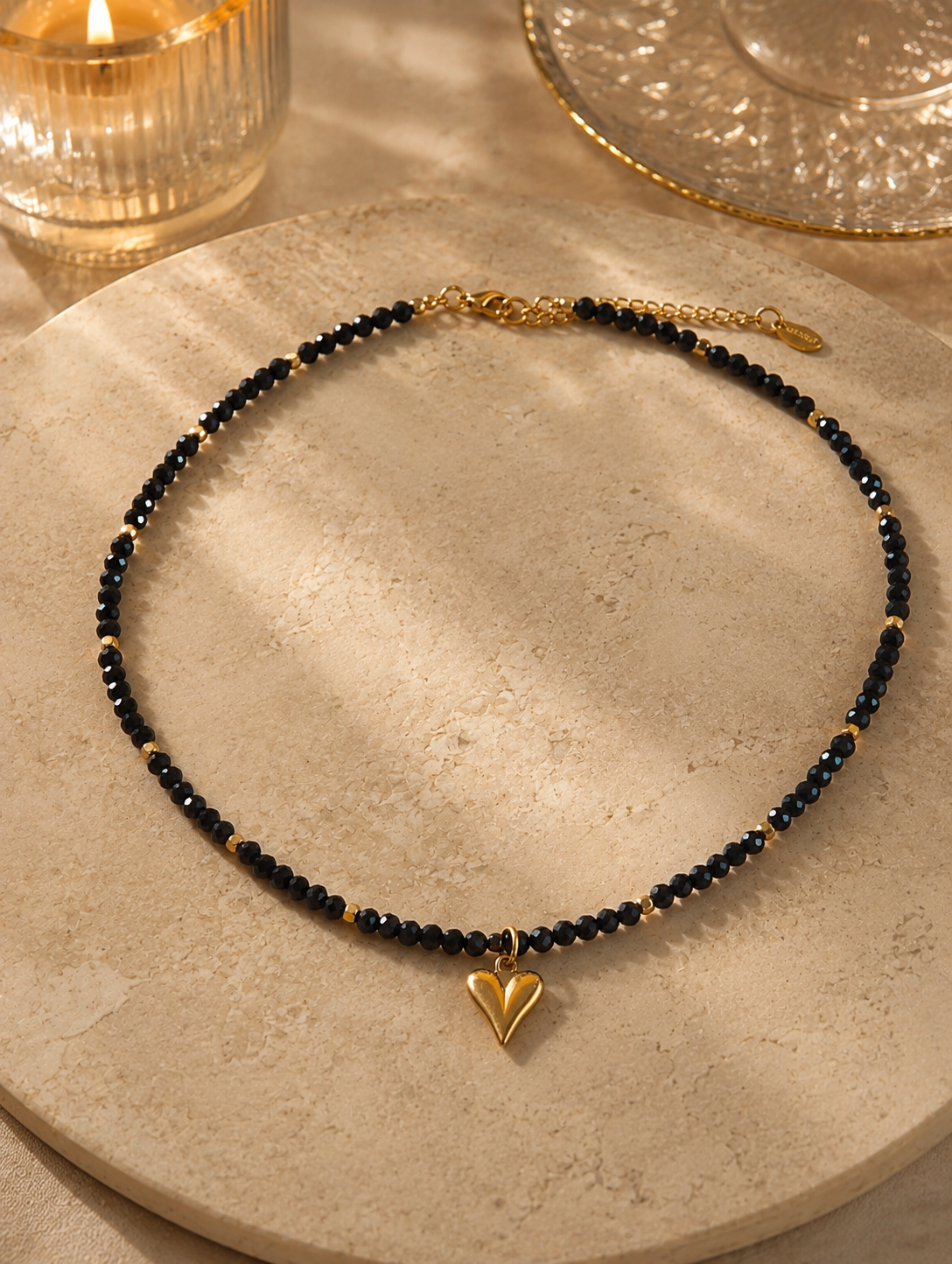 Noir Herz Collier – schwarzes Rutilquarz Choker mit goldenem Herzanhänger von Alextra Jewelry