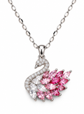 Rosentraum Schwan-Collier von Alextra Jewelry: silberfarbene Kette mit Schwan-Anhänger, funkelndem Hals und Flügel aus weißen, rosa und himbeerfarbenen Steinen auf Weiß