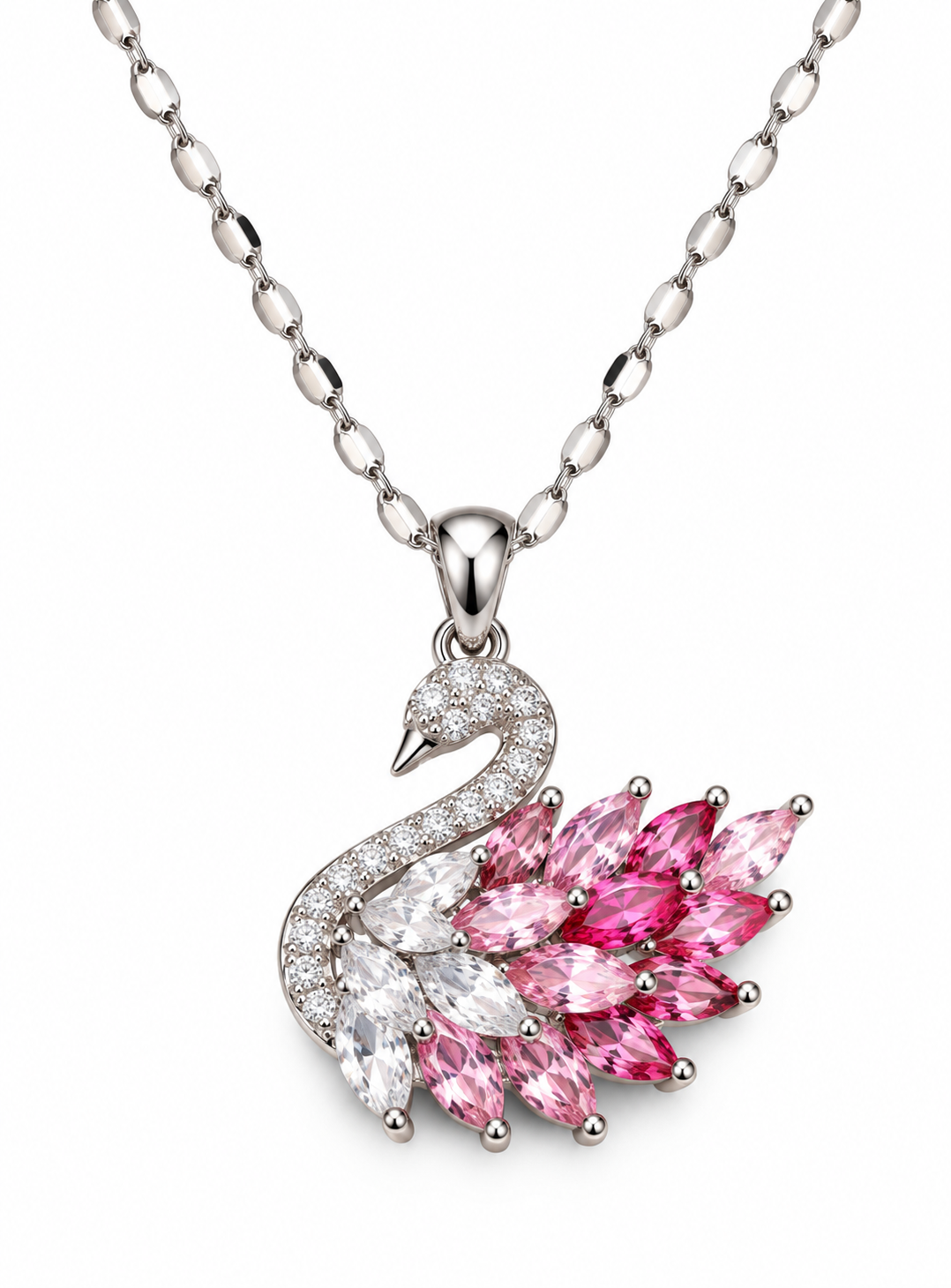 Rosentraum Schwan-Collier von Alextra Jewelry: silberfarbene Kette mit Schwan-Anhänger, funkelndem Hals und Flügel aus weißen, rosa und himbeerfarbenen Steinen auf Weiß