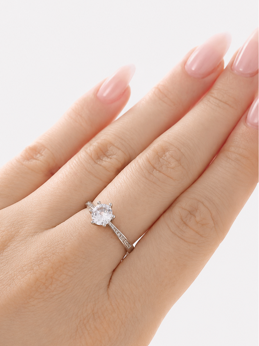 Aurora Ring – Zirkonia mit Sechskrallen, Pavé-Besatz auf zur Fassung hin verjüngender Ringschiene, Edelstahl mit Platinbeschichtung