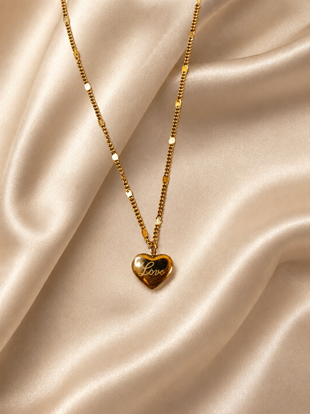 Amour Collier Gold – Herzanhänger mit Love-Gravur