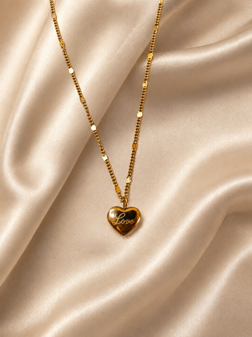 Amour Collier Gold – Herzanhänger mit Love-Gravur