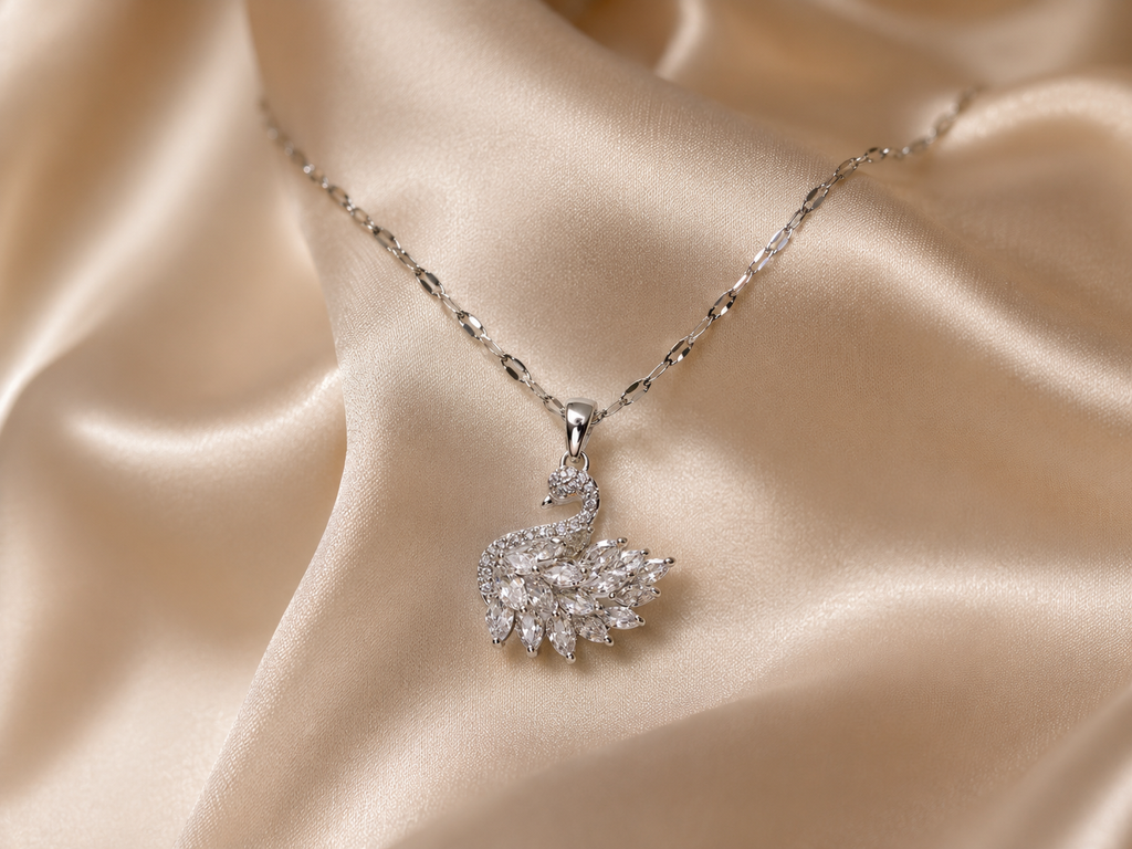 Cygne Éternel Collier Silber – Nahaufnahme auf Seidenstoff