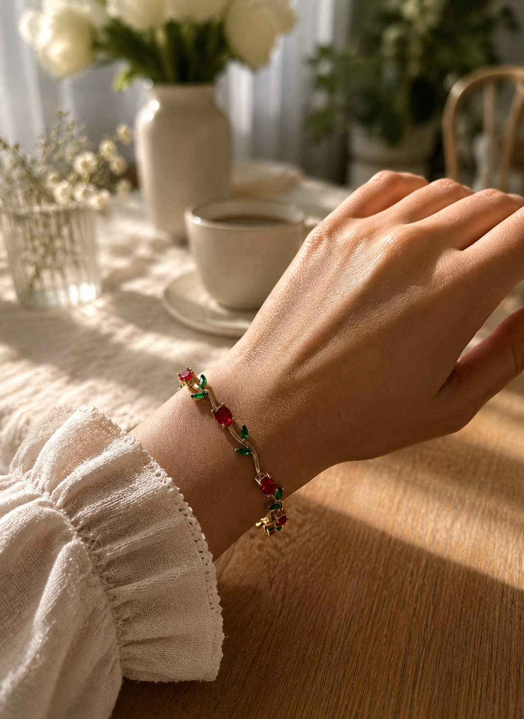 Tulipa Rouge Armband mit 18K Goldvergoldung und roten Zirkonia-Steinen in Oval- und Marquise-Schliff, Alextra Jewelry