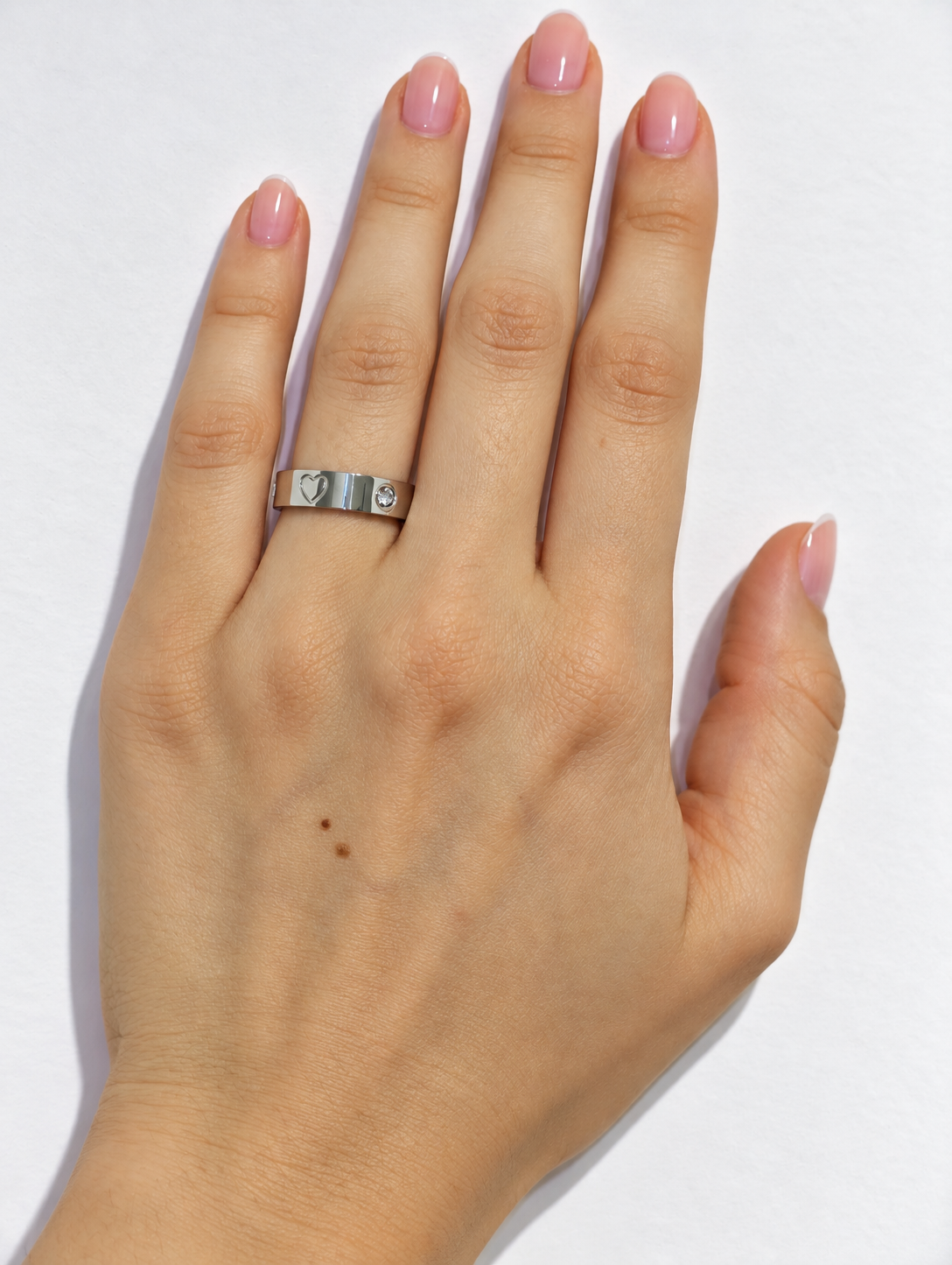 Silberfarbener Juliette Ring mit Herzmotiv und Zirkonia am Finger getragen