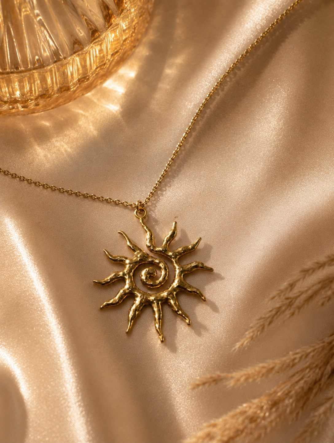 Sonnen Collier mit Sonnenanhänger aus Edelstahl mit 18K Goldvergoldung von Alextra Jewelry