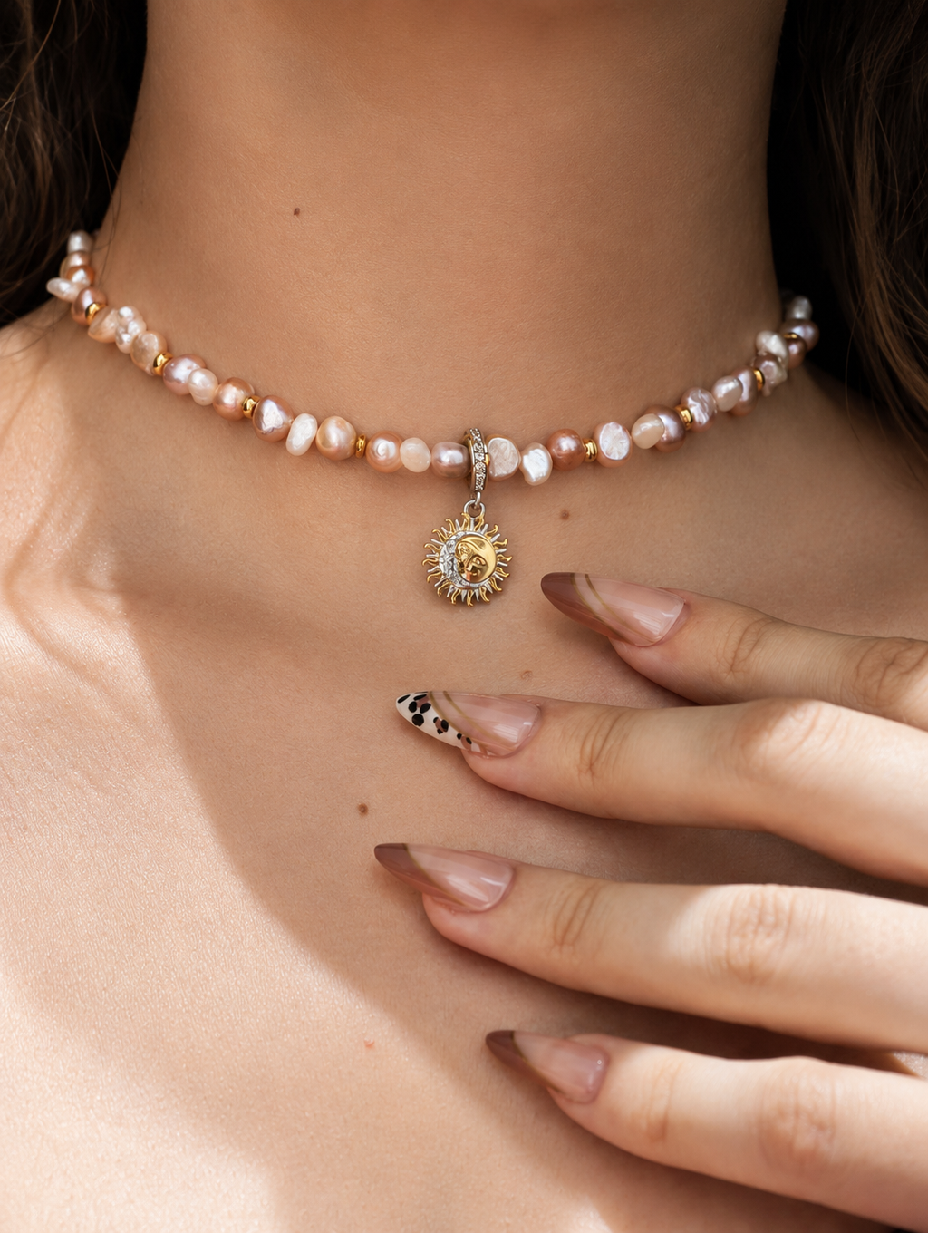 Perlenkuss Collier – natürliche Süßwasserperlen in Rosa und Weiß mit goldenem Sonnen-Anhänger aus Sterlingsilber, Alextra Boutique Studio