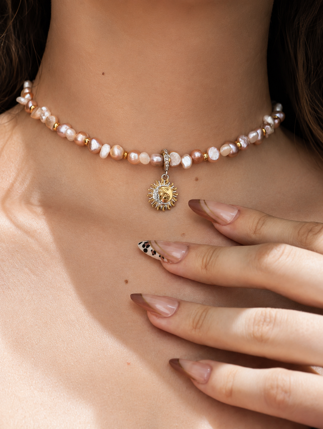 Perlenkuss Collier – natürliche Süßwasserperlen in Rosa und Weiß mit goldenem Sonnen-Anhänger aus Sterlingsilber, Alextra Boutique Studio