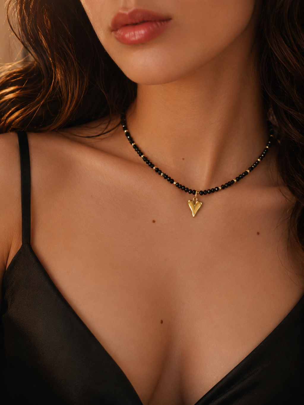 Noir Herz Collier – schwarzes Rutilquarz Choker mit goldenem Herzanhänger von Alextra Jewelry
