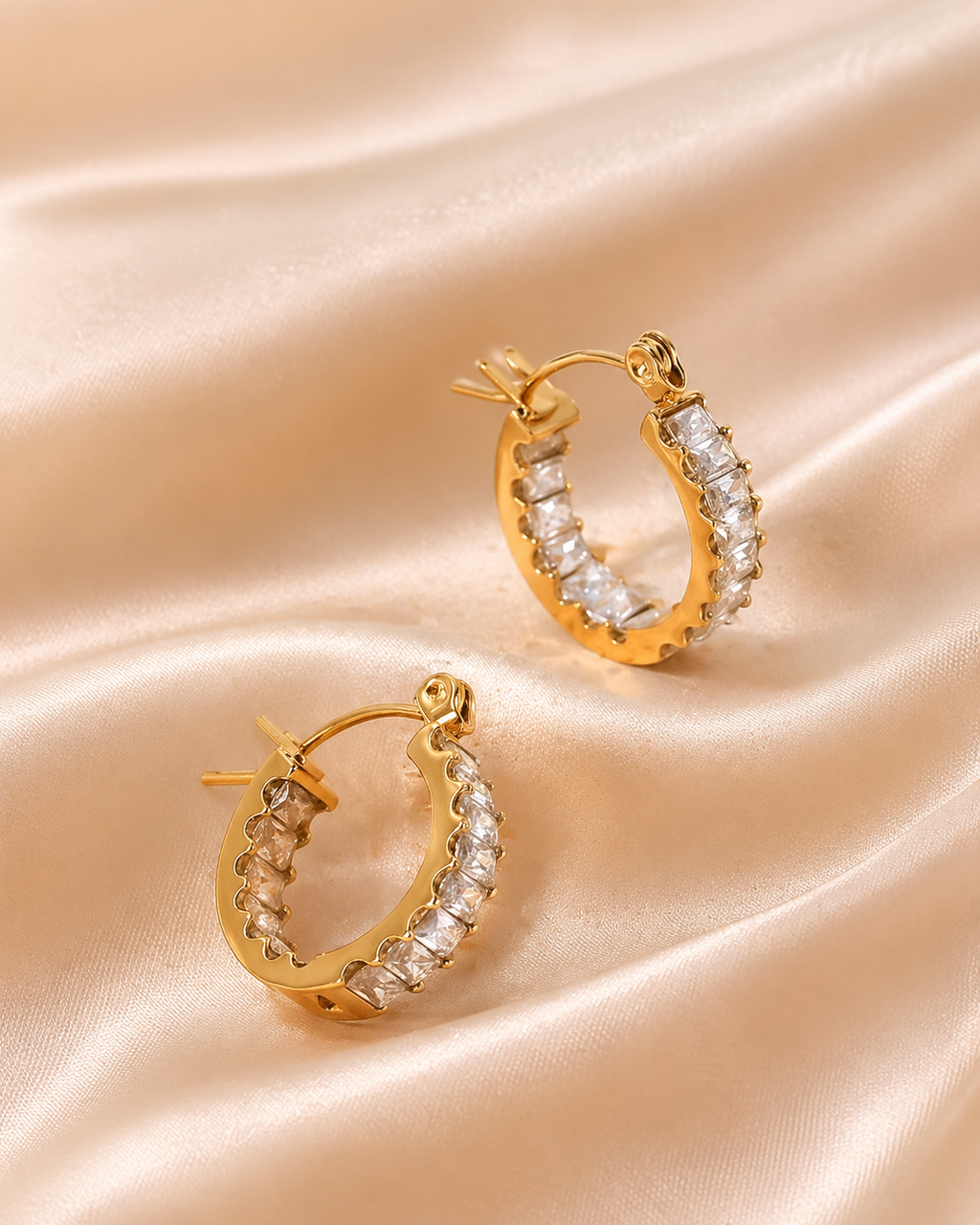 Aurore Blanc Creolen auf Seidenstoff – weiße Zirkonia Creolen | Alextra Jewelry