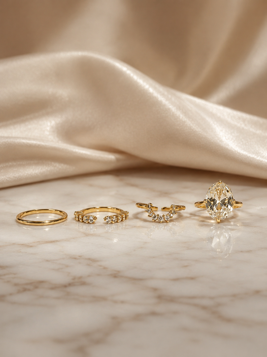 Royal Icon Ring Set – Produktfoto auf Seide