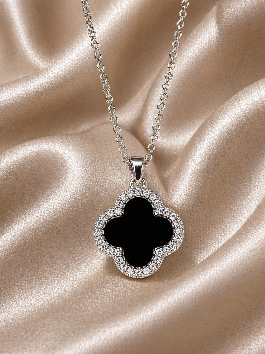 Trèfle Noir Collier – Silber, Detailansicht Zirkonia-Fassung