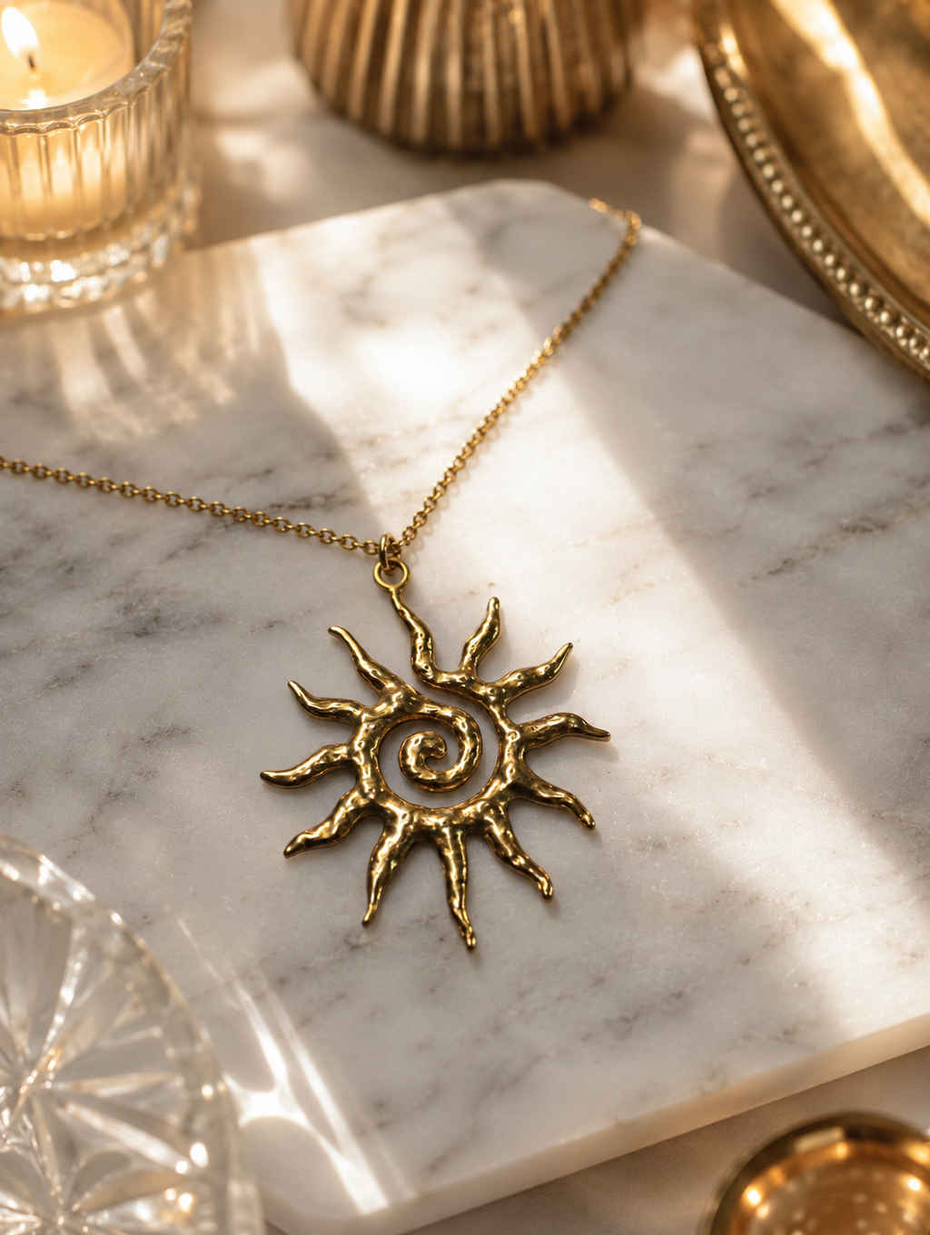 Sonnen Collier mit Sonnenanhänger aus Edelstahl mit 18K Goldvergoldung von Alextra Jewelry
