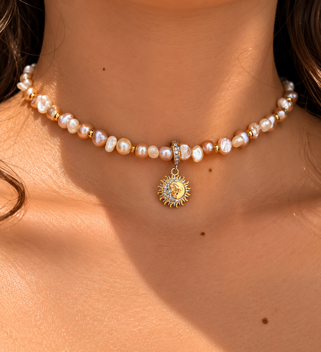 Perlenkuss Collier – natürliche Süßwasserperlen in Rosa und Weiß mit goldenem Sonnen-Anhänger aus Sterlingsilber, Alextra Boutique Studio