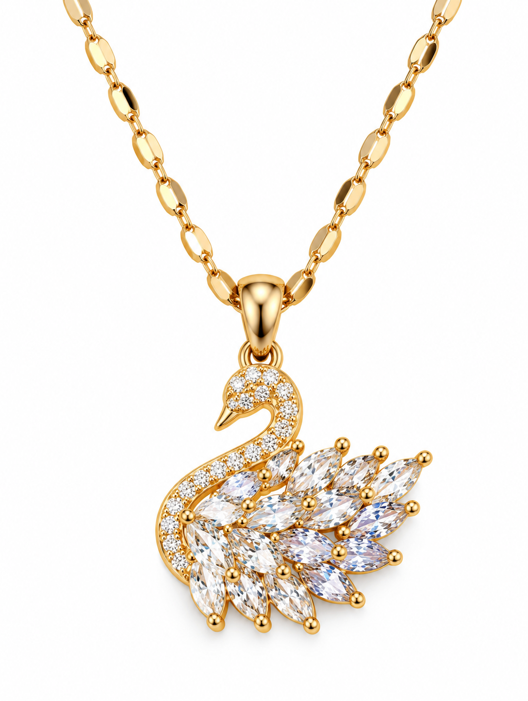 Goldschimmer Schwan-Collier von Alextra Jewelry: goldfarbene Halskette mit Schwan-Anhänger und Flügeln aus klaren Zirkonia-Steinen auf weißem Hintergrund