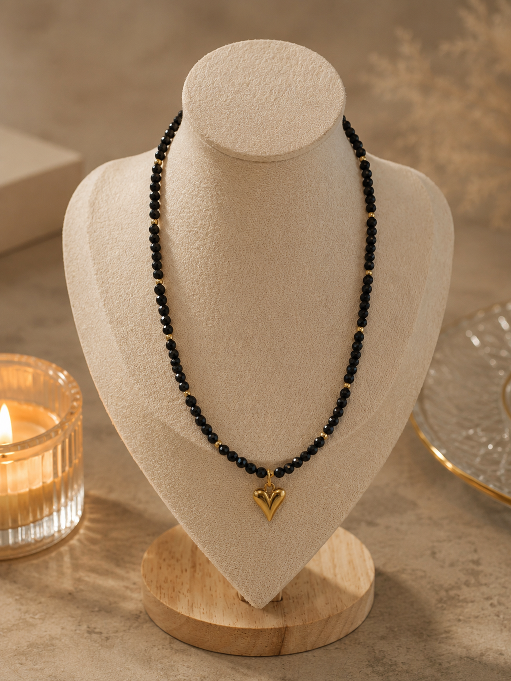 Noir Herz Collier – schwarzes Rutilquarz Choker mit goldenem Herzanhänger von Alextra Jewelry