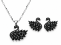 Onyx Schwan-Set von Alextra Jewelry: silberfarbene Halskette mit schwarzem Schwan-Anhänger und zwei passende schwarze Schwan-Ohrstecker auf weißem Hintergrund