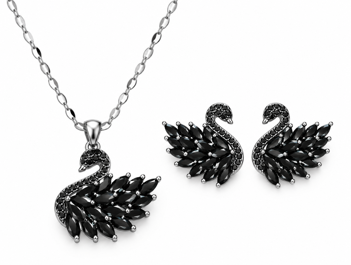 Onyx Schwan-Set von Alextra Jewelry: silberfarbene Halskette mit schwarzem Schwan-Anhänger und zwei passende schwarze Schwan-Ohrstecker auf weißem Hintergrund