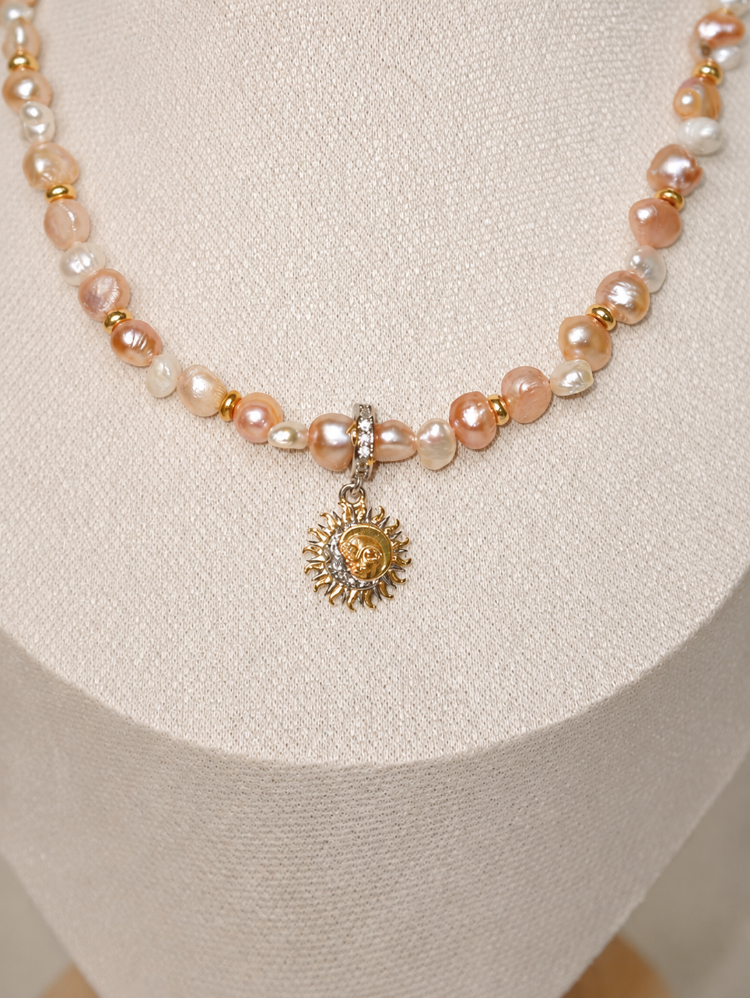 Perlenkuss Collier – natürliche Süßwasserperlen in Rosa und Weiß mit goldenem Sonnen-Anhänger aus Sterlingsilber, Alextra Boutique Studio