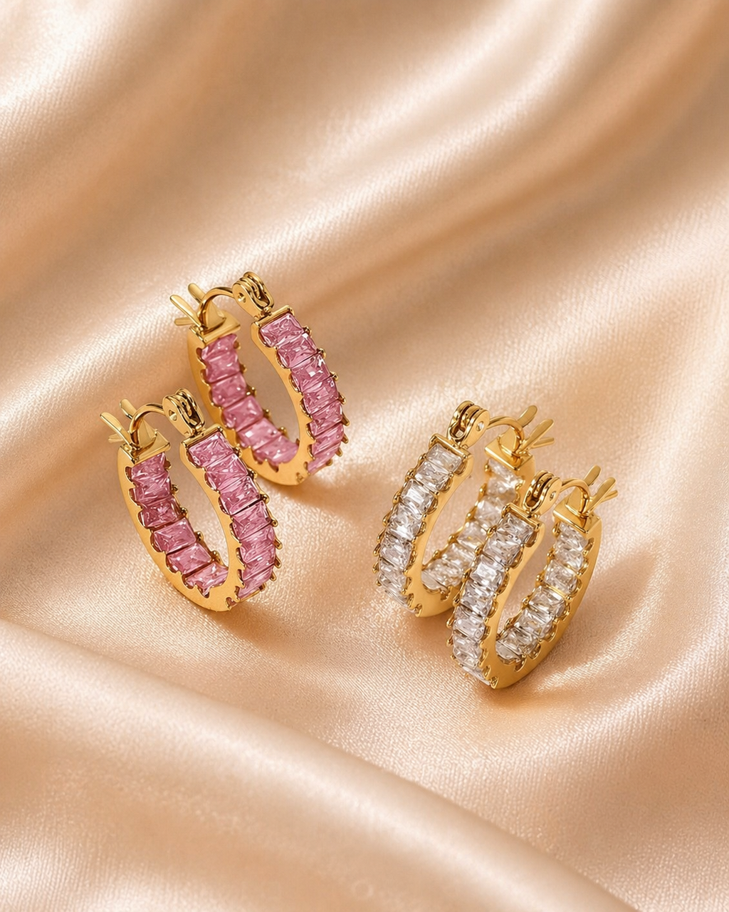 Aurore Rose Creolen und Aurore Blanc Creolen auf Seidenstoff – rosa und weiße Varianten | Alextra Jewelry
