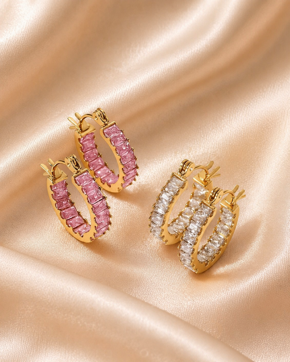 Aurore Rose Creolen und Aurore Blanc Creolen auf Seidenstoff – rosa und weiße Varianten | Alextra Jewelry