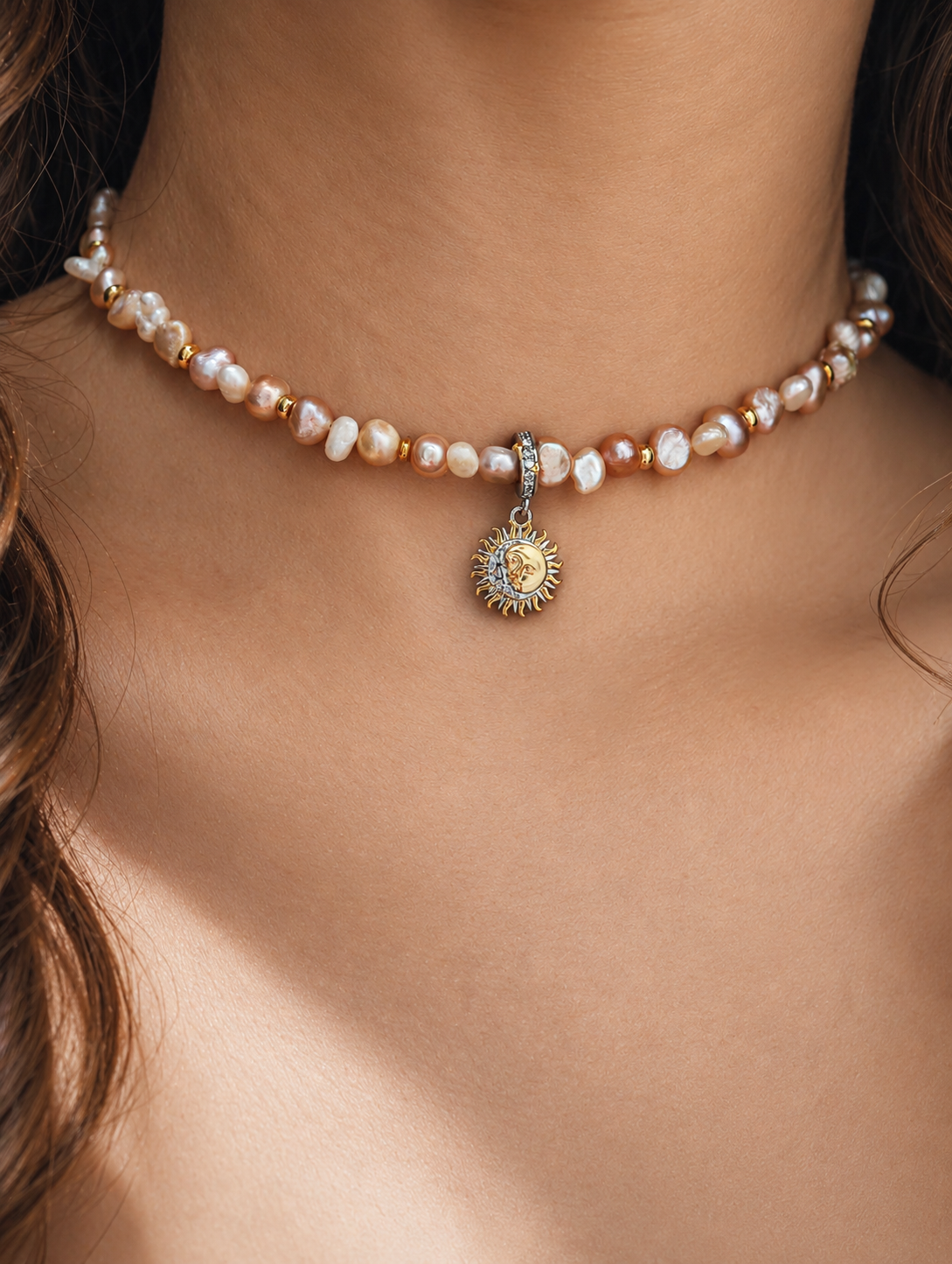 Perlenkuss Collier – natürliche Süßwasserperlen in Rosa und Weiß mit goldenem Sonnen-Anhänger aus Sterlingsilber, Alextra Boutique Studio
