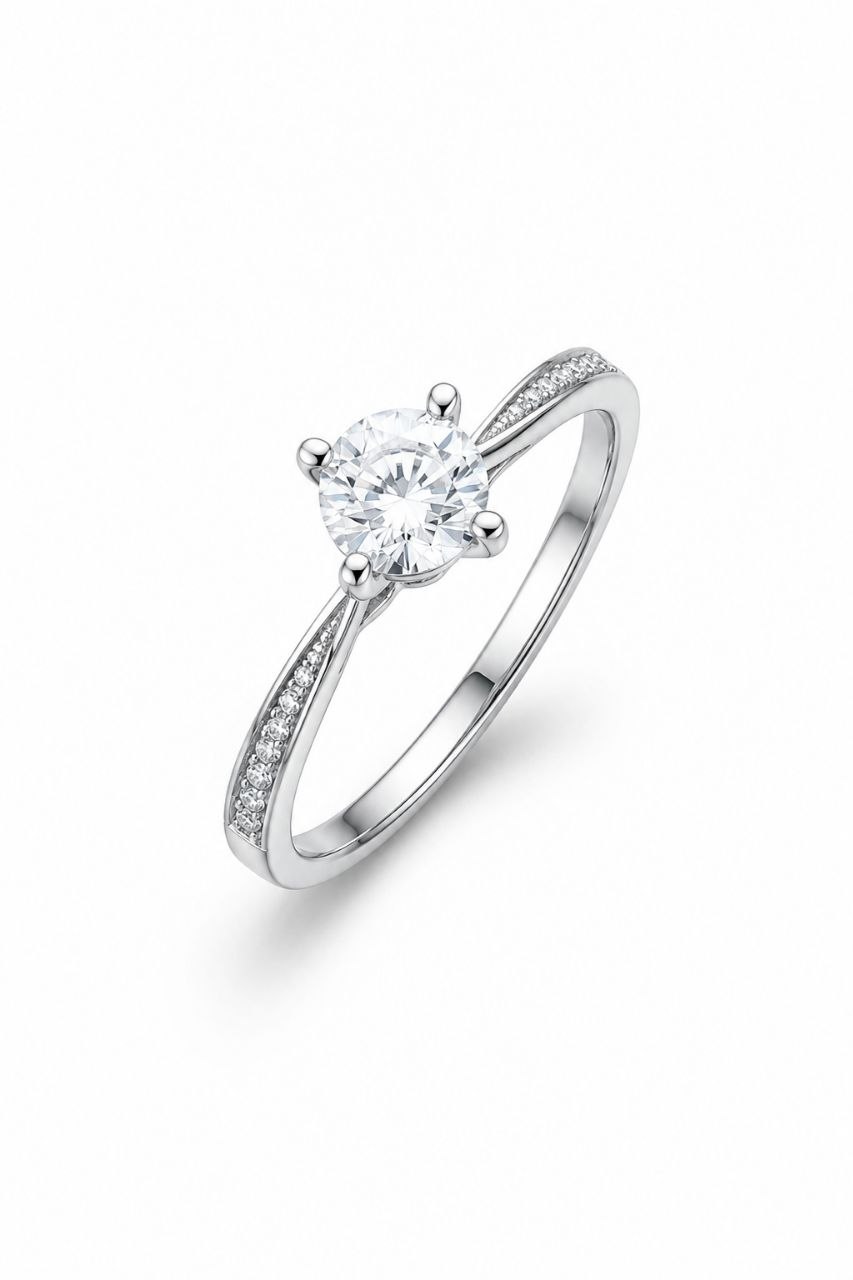 Diana Ring – Zirkonia mit Vierzackenfassung und Pavé-Besatz, zur Fassung hin verjüngende Ringschiene, Edelstahl mit Platinbeschichtung