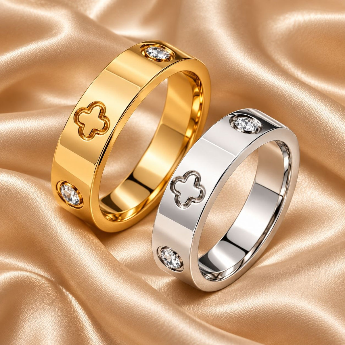 Goldfarbener und silberfarbener Chloé Ring mit Kleeblatt-Motiv und klaren Zirkonia auf champagnerfarbenem Satin